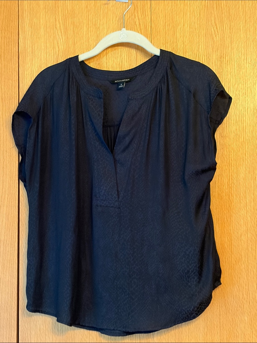 New BANANA REPUBLIC Small Reptile Print Split V neck SS Blouse Tunic Top Black